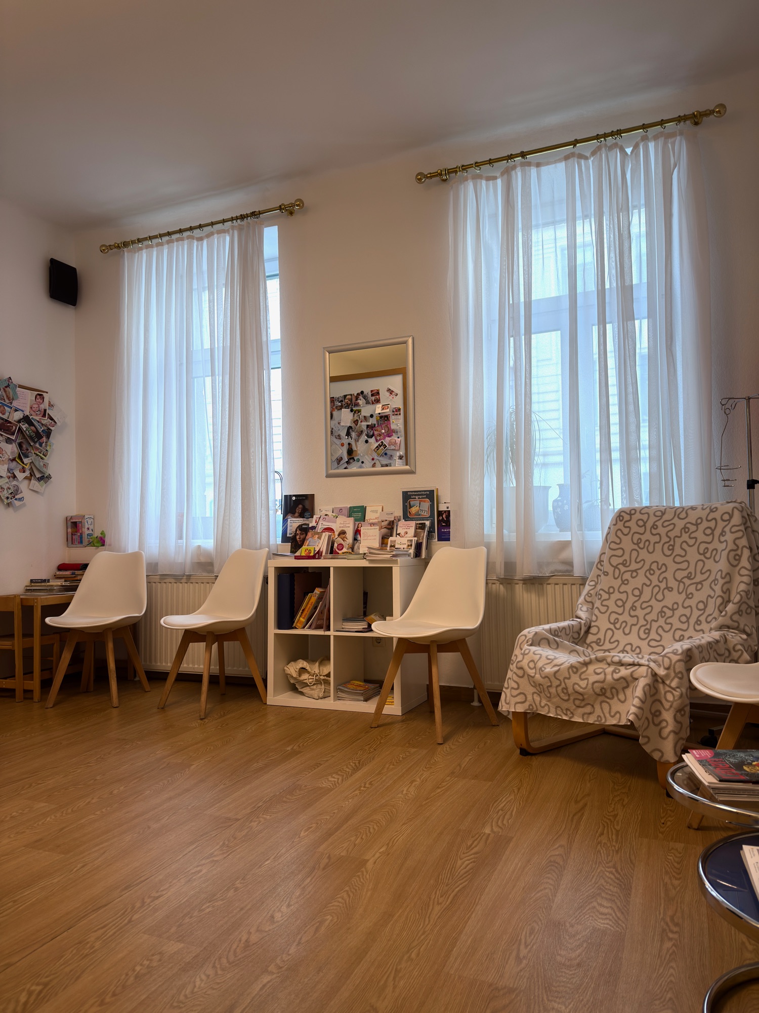 Wartebereich der Ordination Dr. Walser — heller Altbau-Raum mit großen Fenstern